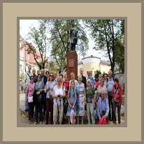 Przed pomnikiem Adama Mickiewicza w Stanisawowie