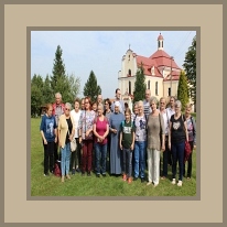 Przed sanktuarium Matki Boej Fatimskiej w Krysowicach